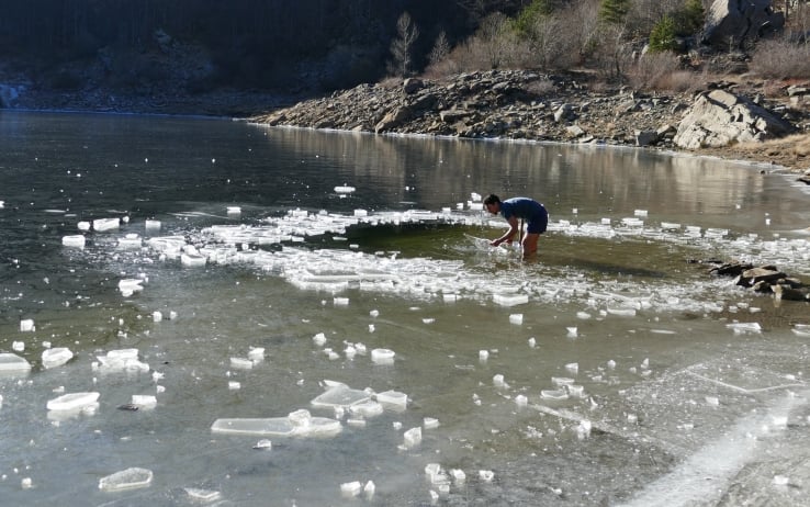 Il bagno in un lago ghiacciato