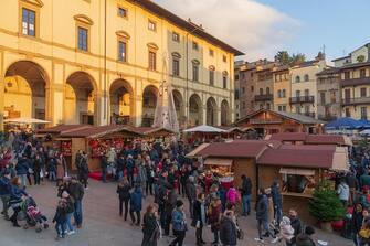 Piazza Grande square. Christmas Markets. Arezzo. Tuscany. Italy. Europe. (Photo by: Mauro Flamini/REDA&CO/Universal Images Group via Getty Images)