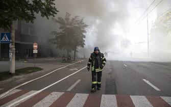 Vigili del fuoco fra le macerie a Kiev