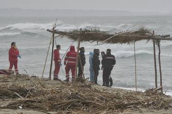 Personale del 118 e della Croce rossa presta soccorso ai superstiti del peschereccio che si è spezzato in due, a "Steccato" di Cutro, nel Crotonese, 26 febbraio 2023. I circa cinquanta superstiti trovati sulla spiaggia hanno raccontato ai soccorritori, infatti, che sul peschereccio su cui viaggiavano, che si è spezzato in due a causa del mare molto mosso, erano almeno in 250. ANSA/GIUSEPPE PIPITA