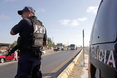 NUEVO LAREDO, MEXICO:  Un miembro de la Policia Estatal participa de un operativo de seguridad en una da las carreteras que llevan al puente internacional con Estados Unidos, en Nuevo Laredo, noreste de la capital mexicana, el 17 de junio de 2005. En este operativo, denominado "Mexico Seguro", donde participan la Agencia Federal de Investigaciones (AFI), la Policia Federal Preventiva (PFP), la Policia Estatal y el Ejercito, y pretende combatir la violencia en el norte del pais, principalmente el narcotrafico. Nuevo Laredo, que hace frontera con Estados Unidos, ha registrado mas de 50 muertes violentas en lo que va del ano.           AFP PHOTO/Alfredo ESTRELLA  (Photo credit should read ALFREDO ESTRELLA/AFP via Getty Images)