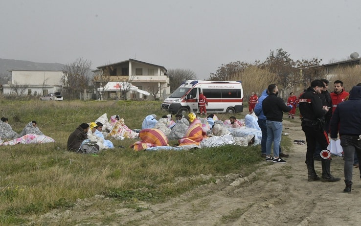 E' di 30 morti il bilancio, ancora provvisorio, dei morti durante uno sbarco di migranti a Cutro, nel Crotonese. Ai cadaveri trovati sulla spiaggia, in località "Steccato", si aggiungono, infatti, quelli trovati in mare che devono ancora essere recuperati, 26 febbraio 2023. Sul posto, insieme ai carabinieri ed alla polizia, ci sono la Guardia di finanza, la Guardia costiera ed i vigili del fuoco. ANSA/GIUSEPPE PIPITA