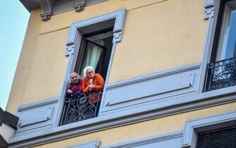 Emergenza coronavirus a Milano, flash mob sonoro ai balconi: la gente canta Rino Gaetano
