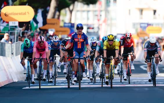 Giro: vince van Uden in volata, Pedersen in rosa