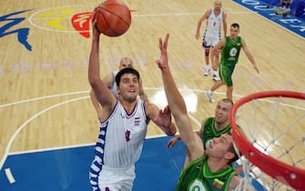 28 Sep 2000:  Dejan Bodiroga of Yugoslavia (No. 4) looks score past Ramunas Siskauskas of Lithuania in the Mens Basketball Quarter-finals at the Superdome on Day 13 of the Sydney 2000 Olympic Games in Sydney, Australia. \ Mandatory Credit: Jed Jacobsohn /Allsport