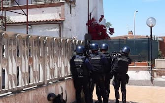 Uomini dei reparti speciali dei carabinieri sul luogo della sparatoria ad Ardea, Lazio
