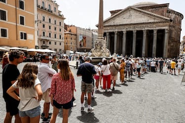 People at the Pantheon in central Rome, July 1, 2022.
ANSA/FABIO FRUSTACI