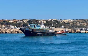 There are 415 migrants arriving, with two different boats, in Lampedusa. The first wooden boat of 20 meters, with 325 people on board, was intercepted 8 miles from Lampedusa. The second cart, intercepted at 5
Miles off the coast, was escorted by a security guard patrol boat to the Favaloro Pier. On board were 90 migrants of various nationalities, 83 men, 6 women and a newborn. The two groups were brought to the hotspot which was empty, 9 May 2021. ANSA