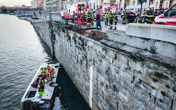 bus turistico cade da un ponte nel po a torino morto l8217autista foto