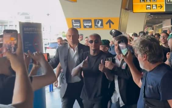 https://static.sky.it/editorialimages/39976c8747cd5ec403d6d2dc6c1d2532d56a0281/skysport/it/calcio/calciomercato/video/2025/07/27/roma-wesley-video-fiumicino-calciomercato/wesley_roma_fiumicino_2.jpg?im=Resize,width=565