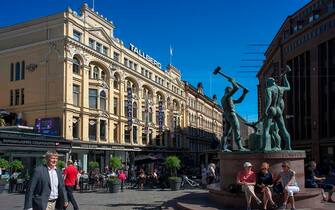 Three Smiths Statue, Aleksanterinkatu and Mannerheimintie streets, Helsinki, Etela Suomi Province, Finland, Europe. (Photo by: Sergi Reboredo/VW Pics/Universal Images Group via Getty Images)