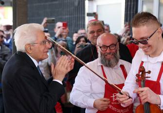 Dopo la benedizione e il taglio del nastro della nuova pizzeria PizzAut di Monza, un ragazzo autistico di nome Andrea, uno dei camerieri con la passione per la musica, ha reso omaggio al presidente della Repubblica Sergio Mattarella suonando l'inno dell'Unione europea, l'Inno alla gioia, con il violino.
ANSA/MATTEO BAZZI