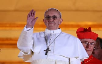 Elezione del Papa VATICAN CITY, VATICAN - MARCH 13: Newly elected Pope Francis I appears on the central balcony of St Peter's Basilica on March 13, 2013 in Vatican City, Vatican. Argentinian Cardinal Jorge Mario Bergoglio was elected as the 266th Pontiff and will lead the world's 1.2 billion Catholics. (Photo by Peter Macdiarmid/Getty Images)