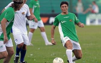 Argentine footballer Javier Zanetti (R) of Italy's Inter de Milan, passes the ball during a friendly match called "To the Playing Field for a Smile" at Banfield stadium in Buenos Aires, on December 27, 2009. The match was organized by the PUPI foundation, led by Zanetti, of Italy's Inter de Milan, with the purpose of helping poor children.   AFP PHOTO / ALEJANDRO PAGNI (Photo credit should read ALEJANDRO PAGNI/AFP via Getty Images)