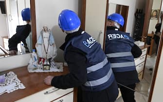 Tecnici dell'Acen (Agenzia Campania edilizia residenziale) fanno verifiche degli eventuali danni dovuti alle scosse nella zona Flegrea del comune di Pozzuoli, 17 febbraio 2025./// Technicians from ACEN (Campania Residential Construction Agency) check for any damage caused by tremors in the Flegrea area of ??the municipality of Pozzuoli, Italy, 17 February 2025. The scary recent seismic activity in the Campi Flegrei volcanic caldera near Naples continued overnight with a magnitude 3.9 earthquake that was followed by two others of magnitude 3. There was also a magnitude 3.9 quake on Sunday that could be felt by residents in parts of Naples and the surrounding province. In total there have been over a dozen seismic events in the area in the last three days and schools in the town of Pozzuoli, which is close to the epicentre of the earthquakes, are closed on Monday as a precautionary measure.
ANSA / CIRO FUSCO
