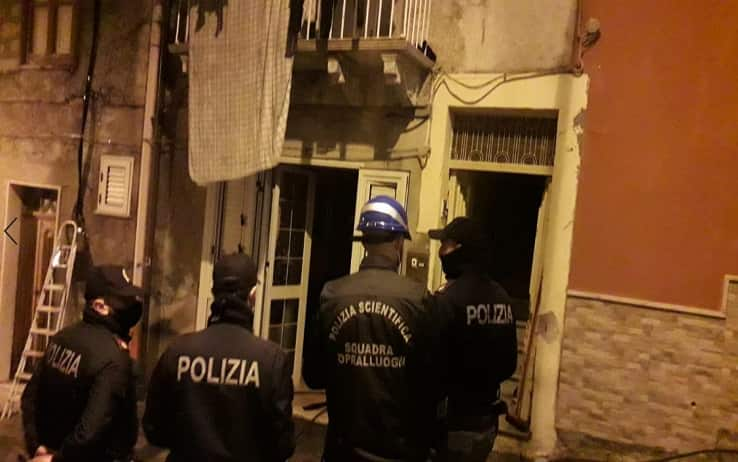 La polizia sul luogo della tragedia, Palma di Montechiaro (Agrigento), 21 dicembre 2021. Una bimba di due anni è morta nell'incendio che si è sviluppato in un'abitazione di via San Giuseppe a Palma di Montechiaro, un paese a trenta chilometri da Agrigento. ANSA/ CONCETTA RIZZO