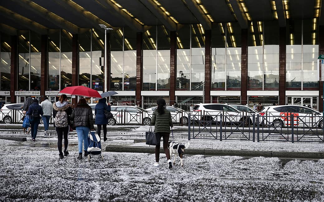 Foto Cecilia Fabiano/ LaPresse 
19 Aprile  2021 Roma (Italia)
Cronaca  :  
Violenta grandinata su Roma   
Nella foto : stazione Termini
Photo Cecilia Fabiano/ LaPresse 
April 19 , 2021  Roma (Italy) 
News :
Violent hailstorm over Rome
In The Pic : Termini Station