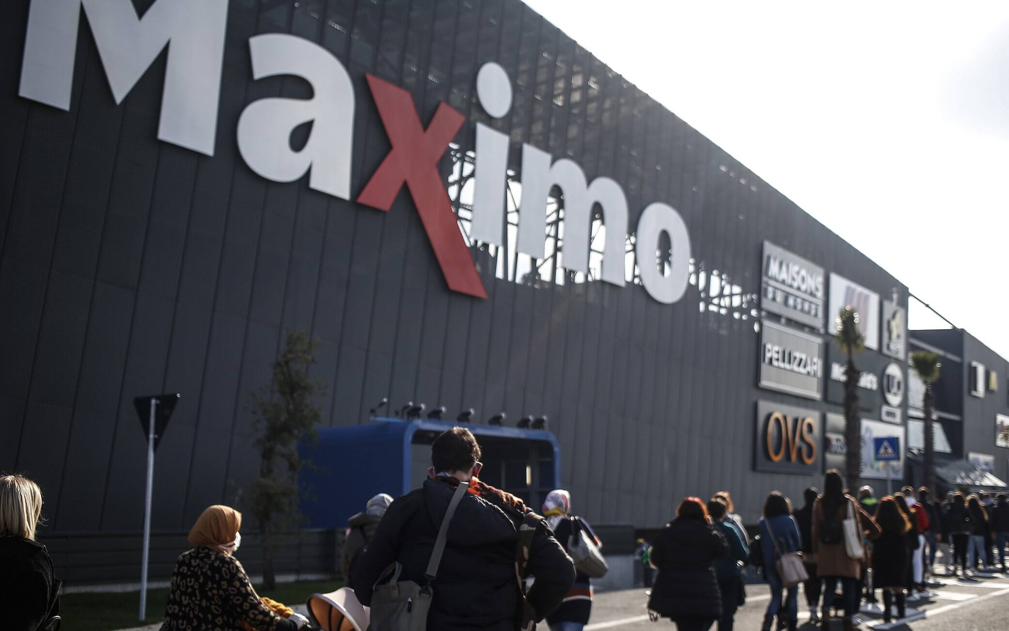 Roma, assembramenti all'apertura del nuovo centro commerciale Maximo