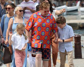 Elton John con il marito David Furnish e i loro figli a Portofin