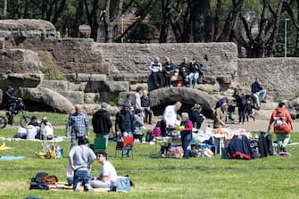 People enjoy picnics during the traditional Pasquetta (little Easter) on Easter Monday at Parco degli Acquedotti (Park of the Aqueducts)  in Rome, Italy, 10 April 2023. 
ANSA/MASSIMO PERCOSSI