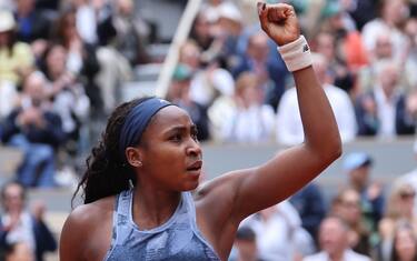 epa12162377 Coco Gauff of the USA reacts during her Women's final match against Aryna Sabalenka of Belarus at the French Open Grand Slam tennis tournament at Roland Garros in Paris, France, 07 June 2025.  EPA/CHRISTOPHE PETIT TESSON