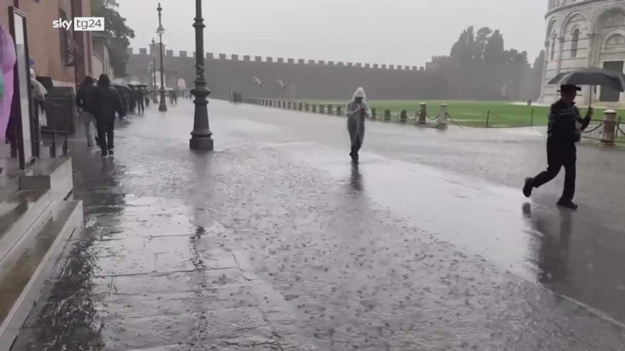 maltempo in toscana centro storico allagato a pisa da Tg24.sky.it maltempo in toscana centro storico allagato a pisa
