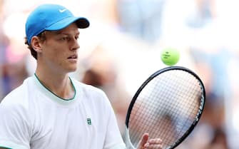 NEW YORK, NEW YORK - AUGUST 23: Jannik Sinner of Italy practices prior to the 2024 US Open at USTA Billie Jean King National Tennis Center on August 23, 2024 in New York City.   Jamie Squire/Getty Images/AFP (Photo by JAMIE SQUIRE / GETTY IMAGES NORTH AMERICA / Getty Images via AFP)