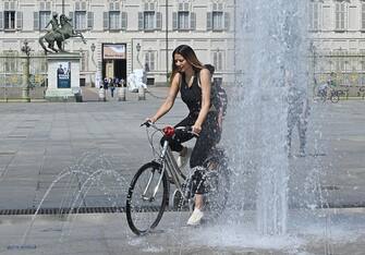 Caldo: a Torino l'acqua delle fontane per rinfrescarsi, 16 giugno 2022.
ANSA/ALESSANDRO DI MARCO