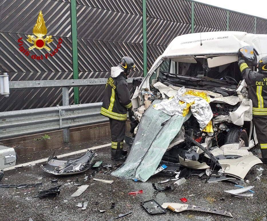 Incidente Sull'autostrada A4, Scontro Fra Due Tir In Direzione Torino ...