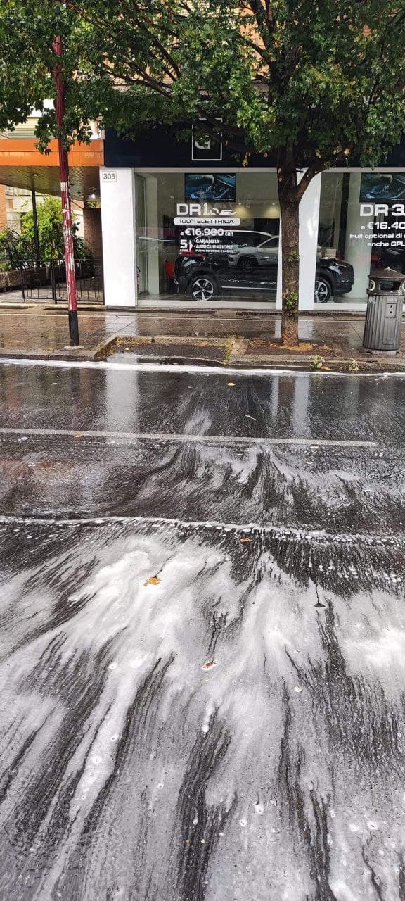 Schiuma bianca sulle strade di Roma dopo la pioggia