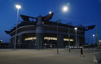 Stadio di San Siro, Giuseppe Meazza di notte con la luna piena