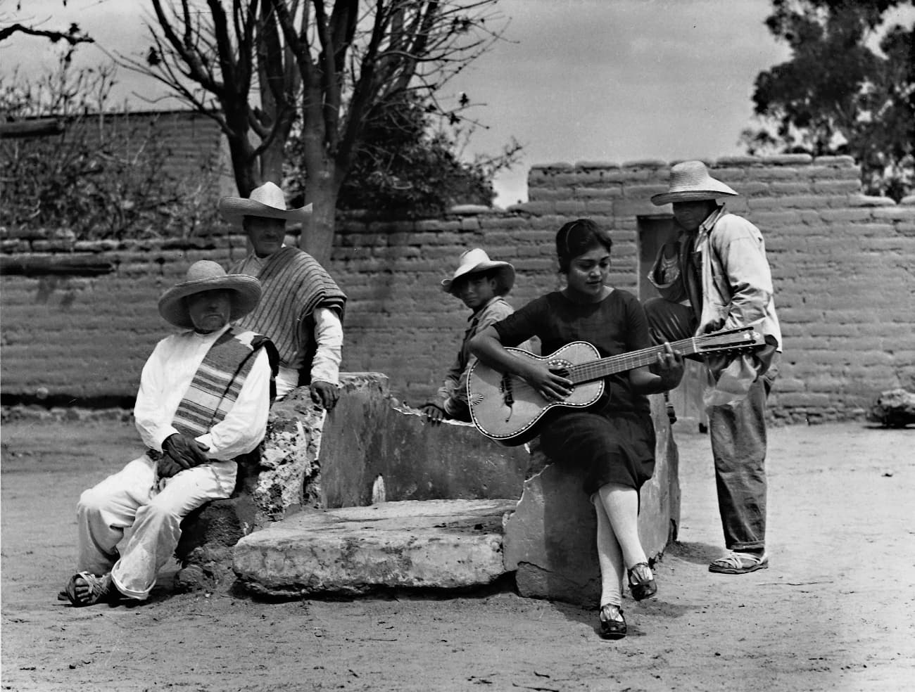 Tina-Modotti-Concha-Michel-suona-la-chitarra.-Anno-1928-Messico-©-Tina-Modotti-.jpg