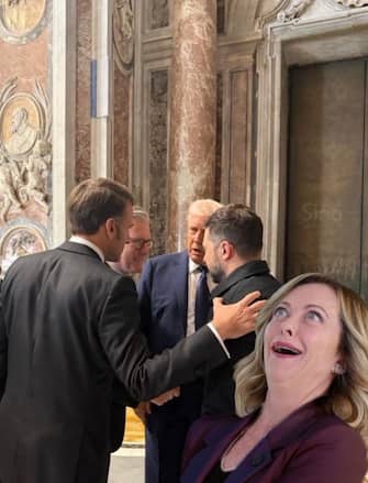 un meme con meloni
