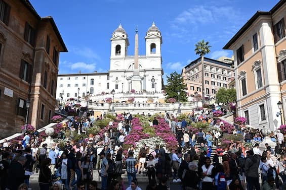 roma auto finisce sulla scalinata di trinit224 dei monti soccorso 81enne