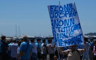 Festa Napoli Tifosi in attesa dei giocatori del Napoli in via Caracciolo, Napoli, 26 maggio 2025. // SSC Napoli's supporter wait for SCC Napoli players in Caracciolo street, in Naples, Italy, 26 May 2025. ANSA/CESARE ABBATE