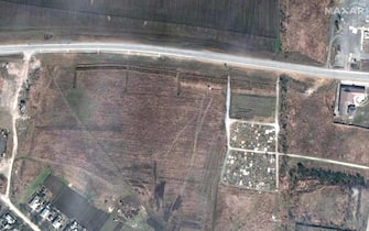 +++ RPT CON TITOLO DIVERSO +++ epa09900942 A handout satellite image made available by Maxar Technologies claims to show a mass grave site adjacent to an existing village cemetery on the northwestern edge of Manhush, some 20 kilometers west of Mariupol, Ukraine, 03 April 2022 (issued 21 April 2022). Maxar has reviewed satellite images from mid-March through mid-April, and indicate that the expansion of the new set of graves began between 23 to 26 March 2022 and continued to expand. The graves are aligned in four sections of linear rows (measuring approximately 85 meters per section) and contain more than 200 new graves, Maxar states.  EPA/MAXAR TECHNOLOGIES HANDOUT -- MANDATORY CREDIT: SATELLITE IMAGE 2022 MAXAR TECHNOLOGIES -- THE WATERMARK MAY NOT BE REMOVED/CROPPED -- HANDOUT EDITORIAL USE ONLY/NO SALES