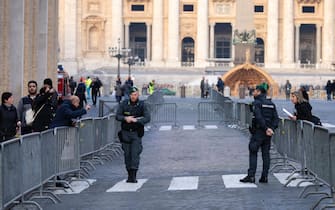 Gli omaggi dei fedeli per l'ultimo saluto a Papa Ratzinger a San Pietro