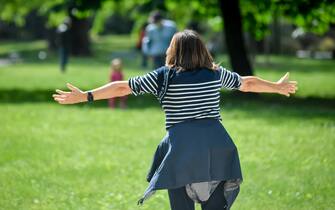 Emergenza Coronavirus a Milano, persone a parco Sempione durante la Fase 2