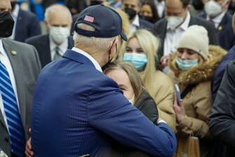“Un macellaio”: Biden definisce così Vladimir Putin, dopo aver incontrato un gruppo di rifugiati ucraini a Varsavia. Il presidente ha detto apertamente che il leader russo non dovrebbe continuare a guidare il suo paese