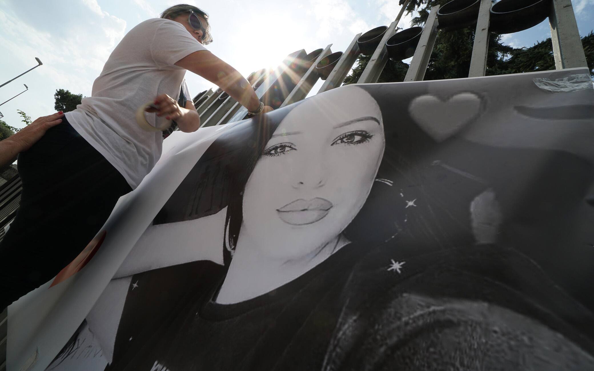 Funerali Paola Gaglione. Uno striscione per Paola Gaglione, all'esterno della chiesa dove saranno celebrati i suoi funerali al Parco Verde di Caivano. Napoli 15 Settembre 2020 ANSA/CESARE ABBATE/