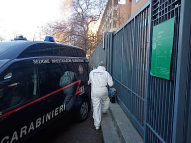 I carabinieri dei RIS  all'esterno dell'università dove una ragazza è stata trovata senza vita a Milano, 1 febbraio 2023.
ANSA/Paolo Salmoirago