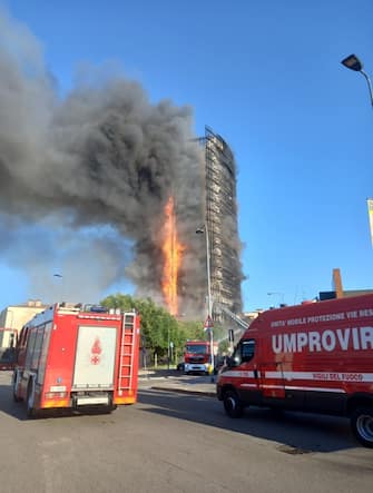 incendio milano oggi