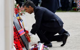 epa11393059 Britain's Prime Minister Rishi Sunak lays a wreath during the UK Ministry of Defence and the Royal British Legion s commemorative ceremony marking the 80th anniversary of the World War II 'D-Day' Allied landings in Normandy, at the World War II British Normandy Memorial near the village of Ver-sur-Mer which overlooks Gold Beach in northwestern France, 06 June 2024. The D-Day ceremonies on 06 June this year mark the 80th anniversary since the launch of 'Operation Overlord', a vast military operation by Allied forces in Normandy, which turned the tide of World War II, eventually leading to the liberation of occupied France and the end of the war against Nazi Germany.  EPA/LUDOVIC MARIN / POOL  MAXPPP OUT