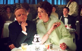 Infamous - Una pessima reputazione Toby Jones as Truman Capote and Sigourney Weaver as Babe Paley in director Douglas McGrathÕs Infamous, a Warner Independent Pictures release.
PHOTOGRAPHS TO BE USED SOLELY FOR ADVERTISING, PROMOTION, PUBLICITY OR REVIEWS OF THIS SPECIFIC MOTION PICTURE AND TO REMAIN THE PROPERTY OF THE STUDIO. NOT FOR SALE OR REDISTRIBUTION.
