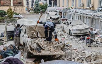 I detriti nelle strade fuori dal palazzo sede del governo regionale a Kharkiv dopo il bombardamento