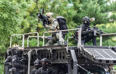 SEOUL, SOUTH KOREA - 2022/08/24: A South Korean soldier uses an anti-drone gun during an anti-terror drill on the joint South Korea-US Ulchi Freedom Shield (UFS) military exercises at Seoul Metro headquarters in Seoul. The Ulchi Freedom Shield (UFS) exercise is set to run through Sept. 1, involving an array of contingency drills, like concurrent field maneuvers that were not held over the past years under the preceding Moon Jae-in administration's drive for peace with North Korea. (Photo by Kim Jae-Hwan/SOPA Images/LightRocket via Getty Images)