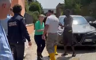 Fermoimmagine di un video pubblicato sul profilo facebook di Alberto Albonetti, che mentre portava cibo alle persone sfollate a Ghibullo in provincia di Ravenna si è imbattuto nella presidente del Consiglio Giorgia Meloni impegnata in un sopralluogo nelle zone colpite dall'alluvione, 21 maggio 2023. +++FACEBOOK / ALBERTO ALBONETTI +++ATTENZIONE LA FOTO NON PUO' ESSERE PUBBLICATA O RIPRODOTTA SENZA L'AUTORIZZAZIONE DELLA FONTE DI ORIGINE CUI SI RINVIA+++ NPK +++