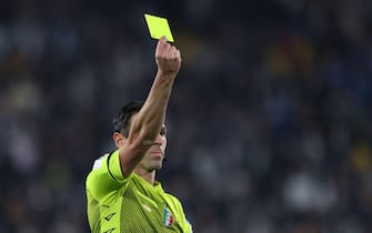 Turin, Italy, 27th October 2021. The referee Juan Luca Sacchi shows a yellow card during the Serie A match at Allianz Stadium, Turin. Picture credit should read: Jonathan Moscrop / Sportimage
