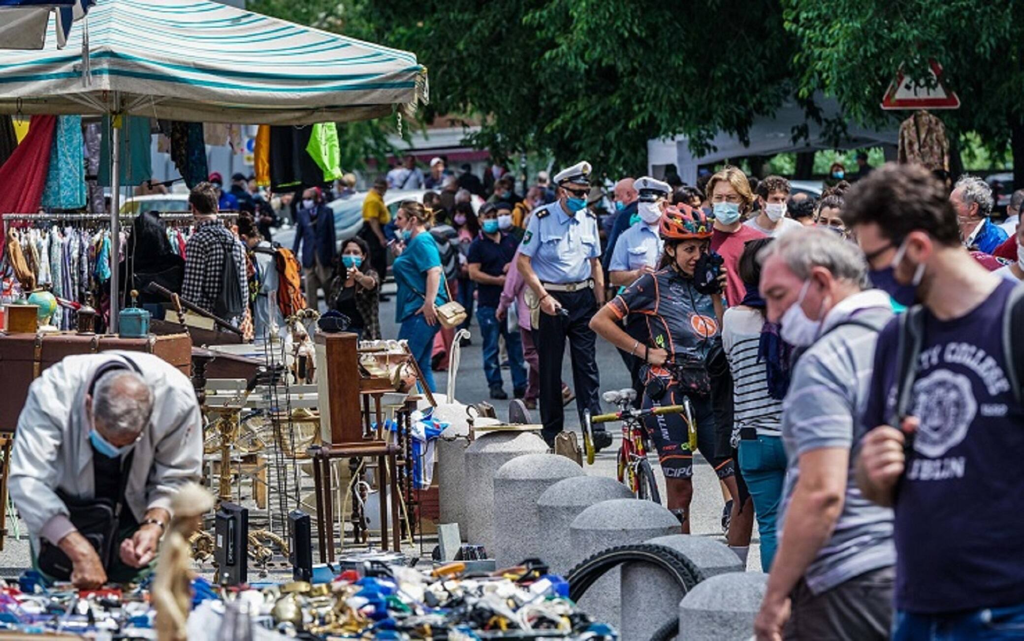 Riapertura dello storico mercato del Balon dopo il lockdown, Torino, 13 giugno 2020. ANSA/TINO ROMANO