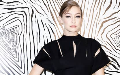 Gigi Hadid mostra i regali di Donatella Versace e Taylor Swift